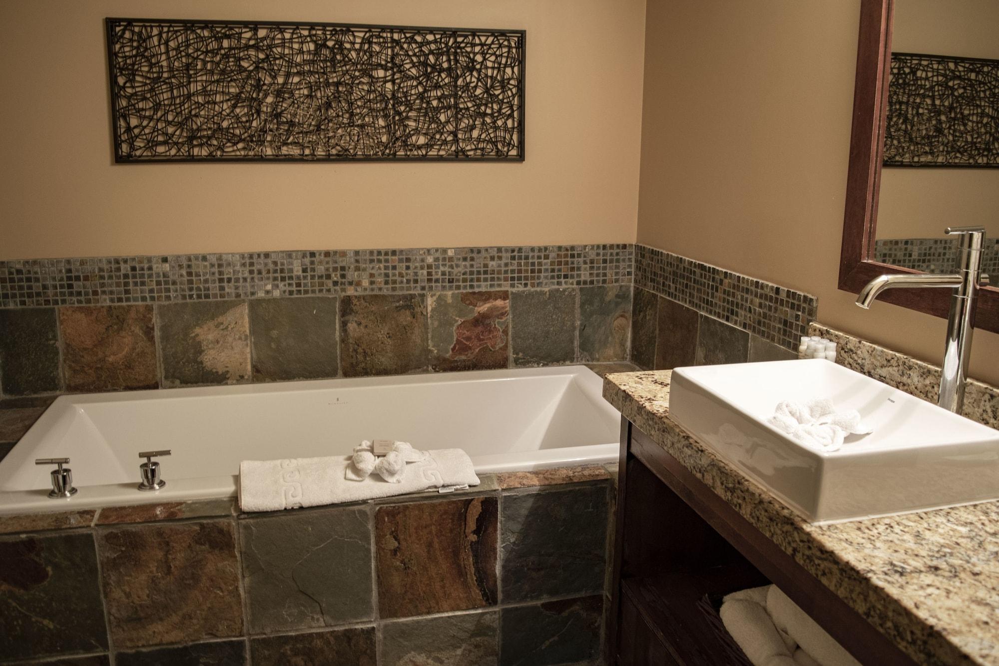 Silver Creek Lodge Канмор Экстерьер фото